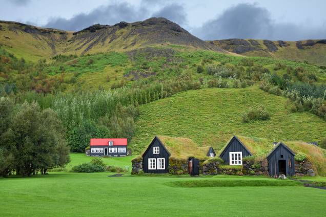 <strong><a href="http://viajeaqui.abril.com.br/paises/islandia" rel="Islândia" target="_blank">Islândia</a>: casas de turfa</strong>        Um dos países mais ao norte do planeta, a Islândia redefine a ideia de frio. Desde o século nove, a população da ilha utiliza a turfa (um conjunto vários tipo de grama e outras plantas) como alternativa para aquecer e isolar termicamente suas casas e aguentar o inverno rigoroso