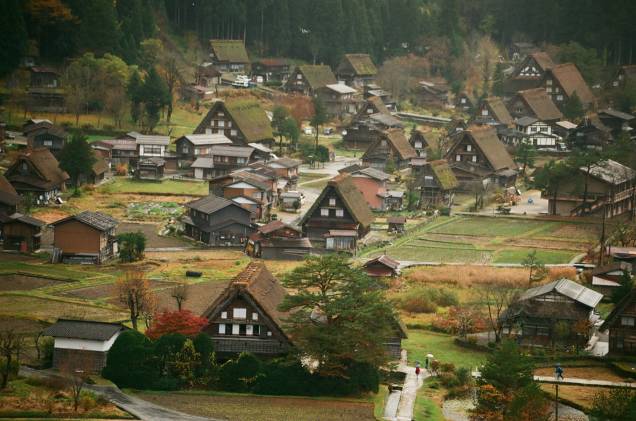 <strong><a href="http://viajeaqui.abril.com.br/paises/japao" rel="Japão" target="_blank">Japão</a>: casas minka</strong>    Parece uma pequena vila europeia, mas não é. Construídas com materiais originários de regiões rurais do Japão, as casas no estilo minka foram originalmente arquitetadas com o intuito de abrigar pessoas de classes sociais mais humildes, como agricultores, comerciantes e artesãos. Sua estrutura é de madeira e não faz uso de nenhum prego, mas o elemento que chama mais atenção é o telhado, que parece felpudo e realmente protege da neve e do frio intenso!