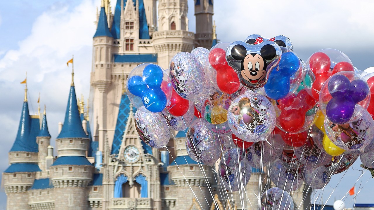 Balões e o castelo da Cinderela, no Magic Kindom, na Disney de Orlando, Estados Unidos