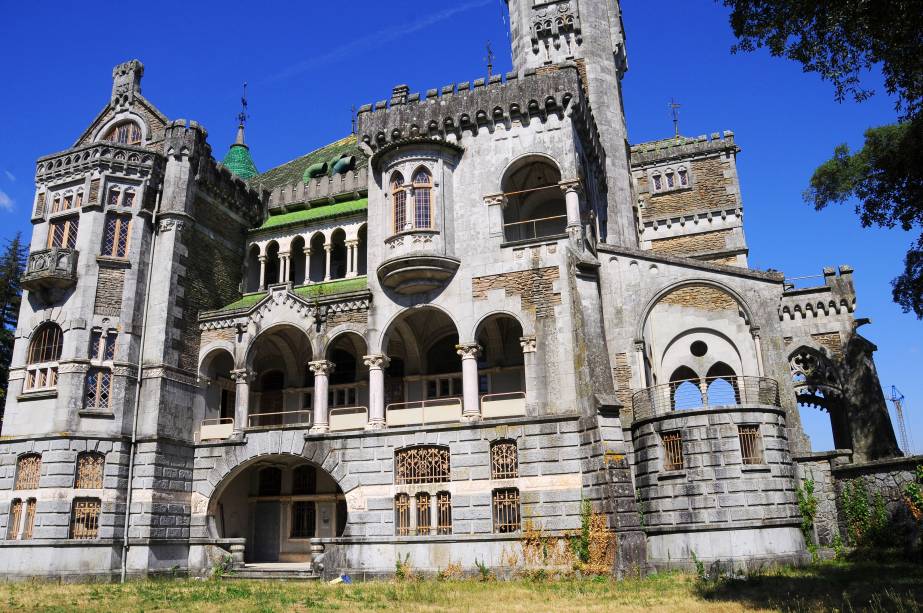 <strong>Castelo da Dona Chica, <a href="https://viajeaqui.abril.com.br/cidades/portugal-braga" rel="Braga" target="_blank">Braga</a>, <a href="https://viajeaqui.abril.com.br/paises/portugal" rel="Portugal" target="_blank">Portugal</a></strong> Erguido no início do século 20 pelo arquiteto suíço Ernesto Korrodi, o castelo tem uma arquitetura mista que preserva os traços históricos, neogóticos e românticos de Braga. Localizada no coração da região do Minho, a cidade é popularmente conhecida como a Roma portuguesa graças à sua fundação, feita por romanos, e às suas ruínas. Por outro lado, as atrações seculares, como igrejas, jardins, parques e solários datados do século 18, preservam muito de sua autonomia. A Dona Chica, que batiza o nome do castelo foi, na verdade, a riquíssima brasileira Francisca Peixoto Rego, que mandou erguer a construção para organizar festas destinadas à Alta Sociedade local. No entanto, as brigas com o marido, na época com o português João José Ferreira do Rego, culminaram no fim do relacionamento e na interrupção das obras. O castelo rústico, que nunca chegou a ser habitado, foi concluído somente em 1991 e hoje encontra-se em completo estado de degradação <strong>Castelo da Dona Chica, <a href="https://viajeaqui.abril.com.br/cidades/portugal-braga" rel="Braga" target="_blank">Braga</a>, <a href="https://viajeaqui.abril.com.br/paises/portugal" rel="Portugal" target="_blank">Portugal</a></strong> Erguido no início do século 20 pelo arquiteto suíço Ernesto Korrodi, o castelo tem uma arquitetura mista que preserva os traços históricos, neogóticos e românticos de Braga. Localizada no coração da região do Minho, a cidade é popularmente conhecida como a Roma portuguesa graças à sua fundação, feita por romanos, e às suas ruínas. Por outro lado, as atrações seculares, como igrejas, jardins, parques e solários datados do século 18, preservam muito de sua autonomia. A Dona Chica, que batiza o nome do castelo foi, na verdade, a riquíssima brasileira Francisca Peixoto Rego, que mandou erguer a construção para organizar festas destinadas à Alta Sociedade local. No entanto, as brigas com o marido, na época com o português João José Ferreira do Rego, culminaram no fim do relacionamento e na interrupção das obras. O castelo rústico, que nunca chegou a ser habitado, foi concluído somente em 1991 e hoje encontra-se em completo estado de degradação