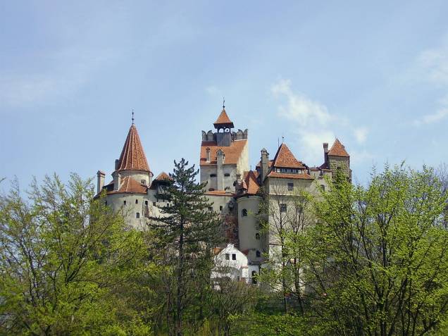 <strong>Castelo de Bran, <a href="http://viajeaqui.abril.com.br/cidades/romenia-transilvania" rel="Transilvânia" target="_blank">Transilvânia</a>, <a href="http://viajeaqui.abril.com.br/paises/romenia" rel="Romênia" target="_blank">Romênia</a></strong>        Vlad III, o nobre que defendeu sua amada Valáquia dos infiéis otomanos, entrou para a história como um terrível empalador. Nas mãos de Bram Stocker, virou um vampirão sedento de sangue, uma alma penada aterrorizando os pescoços alheios. Foi pela pena do romancista britânico que este castelo na fronteira entre a Valáquia e a Transilvânia tornou-se a residência oficial do Drácula. Todavia, há poucas evidências de que um dia Vlad viveu (ou mesmo passou) por aqui. De qualquer forma, hoje o local é listado como patrimônio nacional da Romênia e atrai milhares de turistas todos os anos