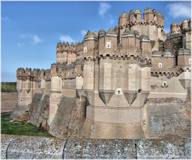 <strong>Castelo de Coca, <a href="https://viajeaqui.abril.com.br/paises/espanha" rel="Espanha" target="_blank">Espanha</a></strong>                        Há uma boa razão pela qual há duas regiões da <a href="https://viajeaqui.abril.com.br/paises/espanha">Espanha</a> que são conhecidas como Castela. Castilla-La Mancha e Castilla y León são salpicadas por dezenas de castelos medievais, simples ou imensos, testemunhas do longo e belicoso período que marcou a Reconquista. De lado a lado cristãos e mouros – e seus aliados, que poderiam ser tanto, vejam só, cristãos ou mouros – levantaram, conquistaram, sitiaram, ampliaram e reformaram fortificações. Boa parte destas magníficas construções são importantes atrações turísticas como o <a href="https://viajeaqui.abril.com.br/estabelecimentos/espanha-segovia-atracao-alcazar-de-segovia">Alcázar de Segóvia</a> e o Castillo de La Mota. O Castelo de Coca, próximo a <a href="https://viajeaqui.abril.com.br/cidades/espanha-segovia">Segóvia</a>, tem todos os elementos que o tornam perfeito em nossas imaginações infantis: torres, ameias, fosso e ponte