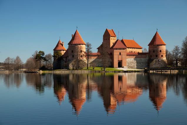 Em Trakai, a 30 quilômetros de Vilnius, o castelinho gótico já virou cartão-postal do país