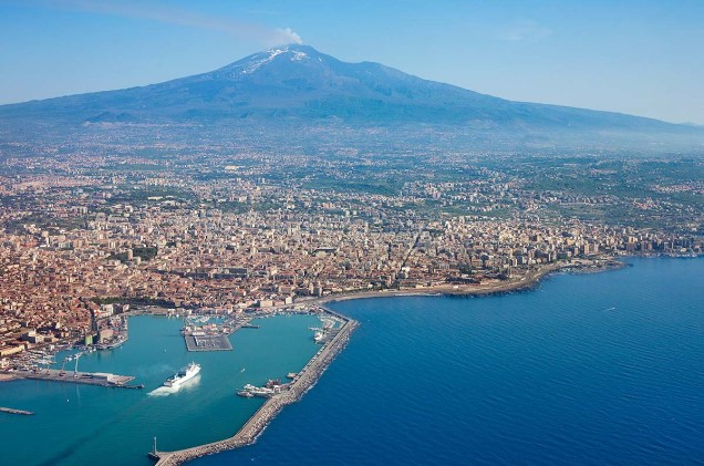 Vista aérea de <a href="https://viajeaqui.abril.com.br/cidades/italia-catania" rel="Catânia">Catania</a>, cidadezinha italiana localizada ao sopé do vulcão Etna, na Sicília
