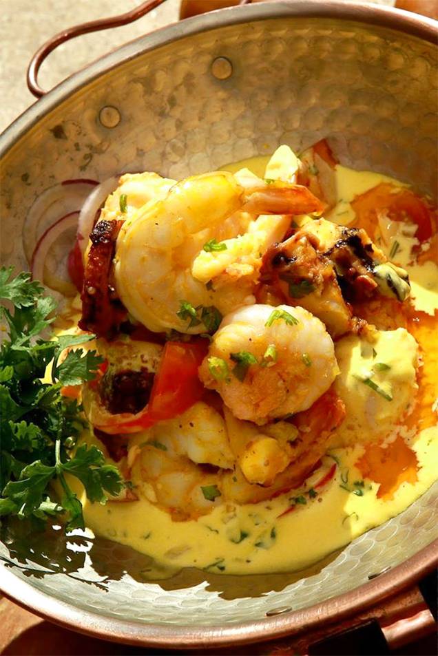 <strong><a href="https://viajeaqui.abril.com.br/estabelecimentos/br-al-barra-de-sao-miguel-restaurante-kaamo-kenoa-exclusive-beach-spa-resort" rel="Restaurante Kaamo" target="_blank">Restaurante Kaamo</a>, <a href="https://viajeaqui.abril.com.br/cidades/br-al-barra-de-sao-miguel" rel="Barra de São Miguel" target="_self">Barra de São Miguel</a>, <a href="https://viajeaqui.abril.com.br/estados/br-alagoas" rel="Alagoas" target="_self">Alagoas</a></strong> De dentro do salão, de decoração rústica e sofisticada, é possível ter uma visão privilegiada do mar e do mangue. Quem assina a consultoria do cardápio é o chef César Santos, que conduz o <a href="https://viajeaqui.abril.com.br/estabelecimentos/br-pe-olinda-restaurante-oficina-do-sabor" rel="Oficina do Sabor" target="_self">Oficina do Sabor</a> em <a href="https://viajeaqui.abril.com.br/cidades/br-pe-olinda" rel="Olinda" target="_self">Olinda</a>. Acoplado ao <a href="https://viajeaqui.abril.com.br/estabelecimentos/br-al-barra-de-sao-miguel-hospedagem-kenoa-exclusive-beach-spa-resort" rel="Kenoa Resort" target="_self">Kenoa Resort</a>, o restaurante oferece opções saborosas como a cataplana de sururu e outros pratos saborosos com frutos do mar <em><a href="https://www.booking.com/city/br/barra-de-sao-miguel.pt-br.html?aid=332455&label=viagemabril-restaurantes-no-nordeste" rel="Veja preços de hotéis em Barra de São Miguel no Booking.com" target="_blank">Veja preços de hotéis em Barra de São Miguel no Booking.com</a></em> <strong><a href="https://viajeaqui.abril.com.br/estabelecimentos/br-al-barra-de-sao-miguel-restaurante-kaamo-kenoa-exclusive-beach-spa-resort" rel="Restaurante Kaamo" target="_blank">Restaurante Kaamo</a>, <a href="https://viajeaqui.abril.com.br/cidades/br-al-barra-de-sao-miguel" rel="Barra de São Miguel" target="_self">Barra de São Miguel</a>, <a href="https://viajeaqui.abril.com.br/estados/br-alagoas" rel="Alagoas" target="_self">Alagoas</a></strong> De dentro do salão, de decoração rústica e sofisticada, é possível ter uma visão privilegiada do mar e do mangue. Quem assina a consultoria do cardápio é o chef César Santos, que conduz o <a href="https://viajeaqui.abril.com.br/estabelecimentos/br-pe-olinda-restaurante-oficina-do-sabor" rel="Oficina do Sabor" target="_self">Oficina do Sabor</a> em <a href="https://viajeaqui.abril.com.br/cidades/br-pe-olinda" rel="Olinda" target="_self">Olinda</a>. Acoplado ao <a href="https://viajeaqui.abril.com.br/estabelecimentos/br-al-barra-de-sao-miguel-hospedagem-kenoa-exclusive-beach-spa-resort" rel="Kenoa Resort" target="_self">Kenoa Resort</a>, o restaurante oferece opções saborosas como a cataplana de sururu e outros pratos saborosos com frutos do mar <em><a href="https://www.booking.com/city/br/barra-de-sao-miguel.pt-br.html?aid=332455&label=viagemabril-restaurantes-no-nordeste" rel="Veja preços de hotéis em Barra de São Miguel no Booking.com" target="_blank">Veja preços de hotéis em Barra de São Miguel no Booking.com</a></em>