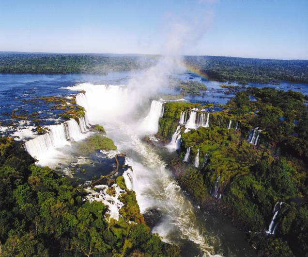 As <a href="http://viagemeturismo.abril.com.br/atracao/parque-nacional-do-iguacu-brasil/"><strong>Cataratas do Iguaçu</strong></a> são um dos <a href="http://viagemeturismo.abril.com.br/materias/os-7-patrimonios-naturais-da-unesco-no-brasil/">Patrimônios Naturais da Unesco no Brasil</a> e um dos cartões postais mais famosos do país. Com 275 quedas, tem o título de maior queda d’água em volume do mundo. O lado brasileiro, em <a href="http://viagemeturismo.abril.com.br/cidades/foz-do-iguacu/" target="_blank"><strong>Foz do Iguaçu</strong></a>, no <a href="http://viagemeturismo.abril.com.br/estados/parana/" target="_blank"><strong>Paraná</strong></a>, proporciona uma bela visão, enquanto o argentino impressiona pela força e pela proximidade da Garganta do Diabo