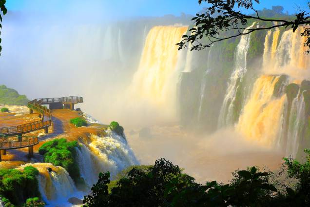 <strong>1. <a href="https://cataratasdoiguacu.com.br/" target="_blank" rel="noopener">Parque Nacional do Iguaçu</a>, Paraná </strong>Dividindo o território com a Argentina, esse parque, tombado como Patrimônio em 1986, é uma das mais importantes atrações do Brasil. Em 2015, o lugar bateu recorde de visitação com 1,5 milhão de visitantes, superando o índice mais alto registrado anteriormente, em janeiro de 2014, e atrás apenas do Cristo Redentor, no Rio, em quantidade de visitações. Suas passarelas revelam uma das paisagens mais deslumbrantes do planeta: a das Cataratas do Iguaçu, com 275 quedas que podem chegar até a 82 metros