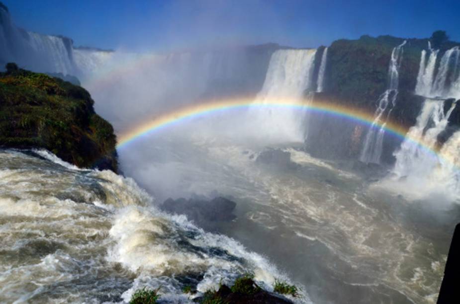 Por causa dos fortes jatos dágua, a formação de arco-íris em diversos pontos das Cataratas é constante - e eles ficam ainda mais aparentes em dias ensolarados