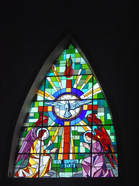 Vitral da Igreja Matriz de Canela (RS). Erguida no estilo gótico inglês, a Igreja Matriz de Nossa Senhora de Lourdes é conhecida na cidade como Igreja de Pedra