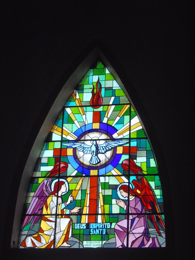Vitral da Igreja Matriz de Canela (RS). Erguida no estilo gótico inglês, a Igreja Matriz de Nossa Senhora de Lourdes é conhecida na cidade como Igreja de Pedra