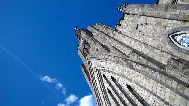 .Erguida no estilo gótico inglês, a Igreja Matriz de Nossa Senhora de Lourdes é conhecida na cidade como Igreja de Pedra