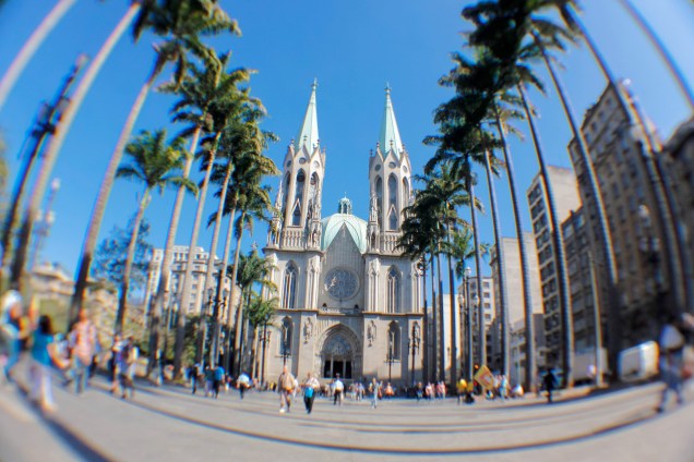 <strong>10. <a href="https://viajeaqui.abril.com.br/estabelecimentos/br-sp-sao-paulo-atracao-catedral-metropolitana-da-se" rel="Catedral da Sé " target="_blank">Catedral da Sé </a></strong>    A catedral mais conhecida de São Paulo impressiona pelos detalhes e pela imponência dos seus elementos em estilo neogótico e o tamanho, acomoda até 8 mil pessoas