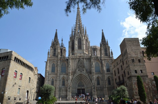 Menos popular que a Sagrada Família, a Catedral de Barcelona também é construída em estilo gótico e reserva surpresas no seu interior