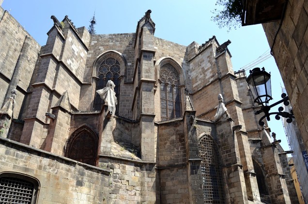 Detalhe da fachada externa de uma das laterais da Catedral