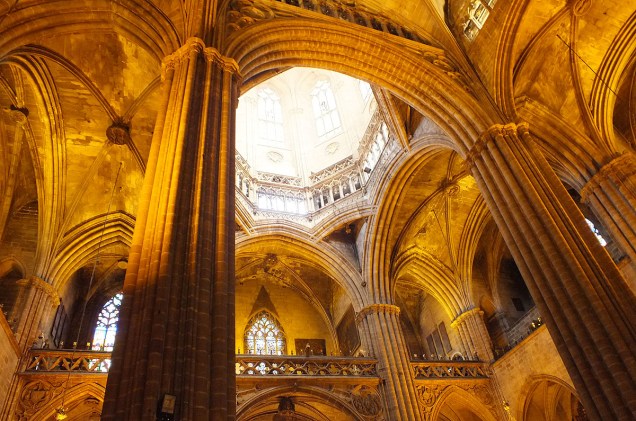 O imponente teto da Catedral possui abóbadas grandiosas e janelas para a entrada de luz natural