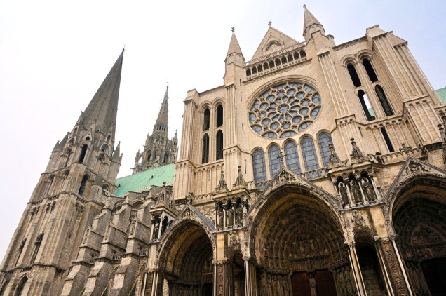 Fachada sul da Catedral de Chartres, pináculo do gótico francês