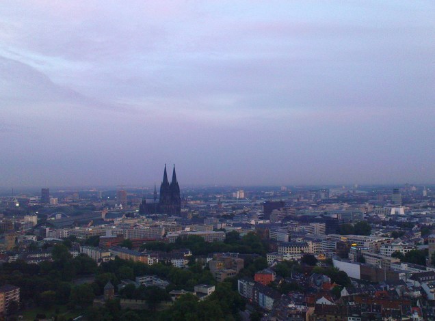 A Catedral de Colônia domina totalmente o horizonte da cidade alemã
