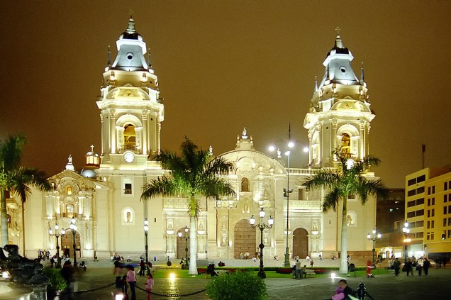 A Catedral de Lima fica localizada na Plaza de Armas, ponto importante do charmoso Centro Histórico da capital