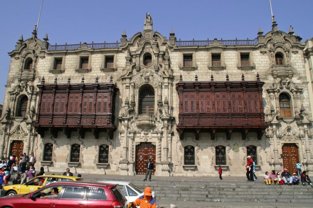 A Catedral de Lima, erguida em estilo barroco, já foi reconstruída cinco vezes graças aos danos provocados por terremotos no país. As reformas, no entanto, mantiveram seu charme original