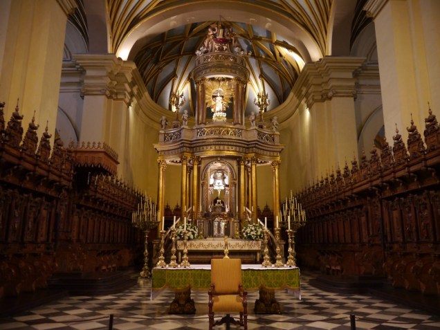 Erguida em 1555, a Catedral de Lima guarda pinturas em seu altar de madeira talhada