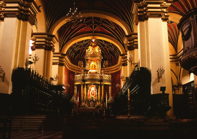 Erguida em 1555, a Catedral de Lima guarda pinturas em seu altar de madeira talhada