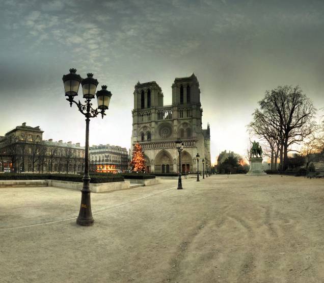 A tradicional <a href="http://viajeaqui.abril.com.br/estabelecimentos/franca-paris-atracao-catedral-de-notre-dame" rel="Catedral de Notre-Dame" target="_self">Catedral de Notre-Dame</a> é o marco zero de Paris. Sua arquitetura em estilo gótico é imponente e impressiona os visitantes – e inspirou diversas construções ao redor do mundo
