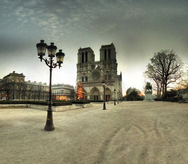 A tradicional <a href="https://viajeaqui.abril.com.br/estabelecimentos/franca-paris-atracao-catedral-de-notre-dame" rel="Catedral de Notre-Dame" target="_self">Catedral de Notre-Dame</a> é o marco zero de Paris. Sua arquitetura em estilo gótico é imponente e impressiona os visitantes – e inspirou diversas construções ao redor do mundo