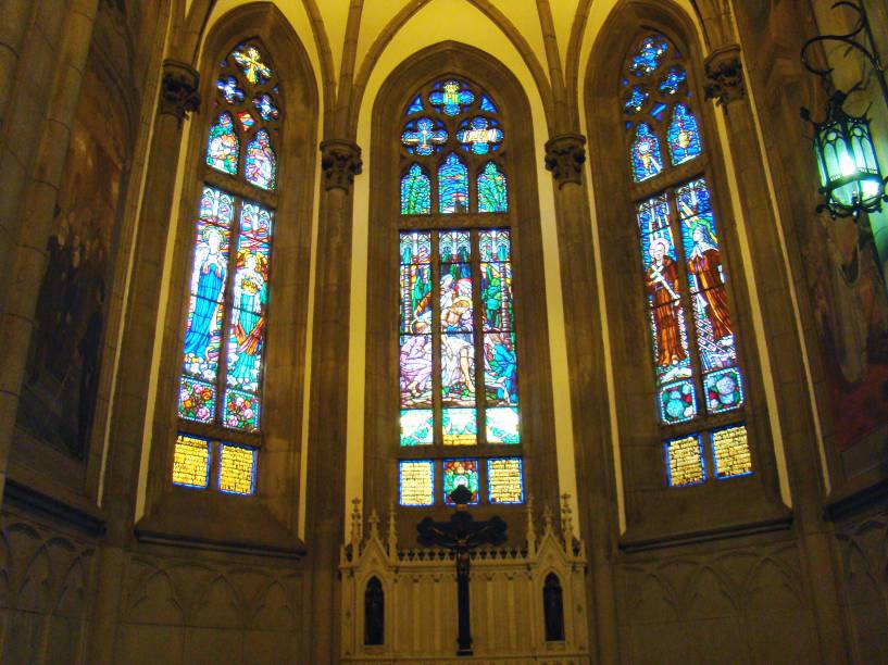 No interior da <a href="https://viajeaqui.abril.com.br/estabelecimentos/br-rj-petropolis-atracao-catedral-de-sao-pedro-de-alcantara" rel="Catedral de Petrópolis" target="_blank">Catedral de Petrópolis</a>, belos vitrais retratam imagens de santos, de Cristo e da Sagrada Família