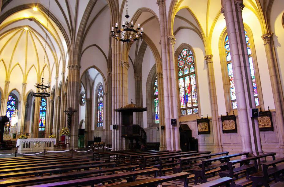 A principal igreja da cidade de <a href="https://viajeaqui.abril.com.br/cidades/br-rj-petropolis" rel="Petrópolis" target="_blank">Petrópolis</a>, na região serrana do <a href="https://viajeaqui.abril.com.br/estados/br-rio-de-janeiro" rel="Rio de Janeiro" target="_blank">Rio de Janeiro</a>, é dedicada a São Pedro de Alcântara, padroeiro da cidade e da monarquia brasileira