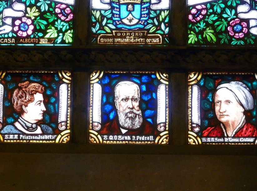 Detalhe dos vitrais da <a href="https://viajeaqui.abril.com.br/estabelecimentos/br-rj-petropolis-atracao-catedral-de-sao-pedro-de-alcantara" rel="Catedral de São Pedro de Alcântara" target="_blank">Catedral de São Pedro de Alcântara</a>, em <a href="https://viajeaqui.abril.com.br/cidades/br-rj-petropolis" rel="Petrópolis (RJ)" target="_blank">Petrópolis (RJ)</a> — há imagens dos representantes da família real brasileira