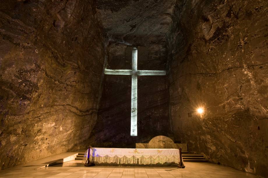 <strong>Zipaquirá</strong> A Colômbia está entre as nações mais católicas da <a href="https://viajeaqui.abril.com.br/continentes/america-do-sul" rel="América do Sul" target="_blank">América do Sul</a>. Um exemplo clássico dessa religiosidade é a Catedral de Sal (foto), construída no interior de uma das minas de sal da cidade de Zipaquirá. Seu interior é marcado por uma passagem de luz fosforescente em meio a uma arquitetura única esculpida pela mineração <em><a href="https://www.booking.com/city/co/zipaquira.pt-br.html?aid=332455&label=viagemabril-cenarios-da-colombia" rel="Veja preços de hotéis em Zipaquirá no Booking.com" target="_blank">Veja preços de hotéis em Zipaquirá no Booking.com</a></em> <strong>Zipaquirá</strong> A Colômbia está entre as nações mais católicas da <a href="https://viajeaqui.abril.com.br/continentes/america-do-sul" rel="América do Sul" target="_blank">América do Sul</a>. Um exemplo clássico dessa religiosidade é a Catedral de Sal (foto), construída no interior de uma das minas de sal da cidade de Zipaquirá. Seu interior é marcado por uma passagem de luz fosforescente em meio a uma arquitetura única esculpida pela mineração <em><a href="https://www.booking.com/city/co/zipaquira.pt-br.html?aid=332455&label=viagemabril-cenarios-da-colombia" rel="Veja preços de hotéis em Zipaquirá no Booking.com" target="_blank">Veja preços de hotéis em Zipaquirá no Booking.com</a></em>