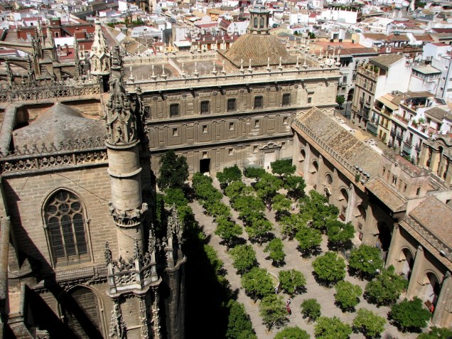 Vista externa da Catedral de Sevilha, com o Pátio das Laranjeiras