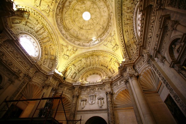 A Catedral de Sevilha apresenta um dos maiores espaços internos dos templos ibéricos, com uma nave de 42 metros