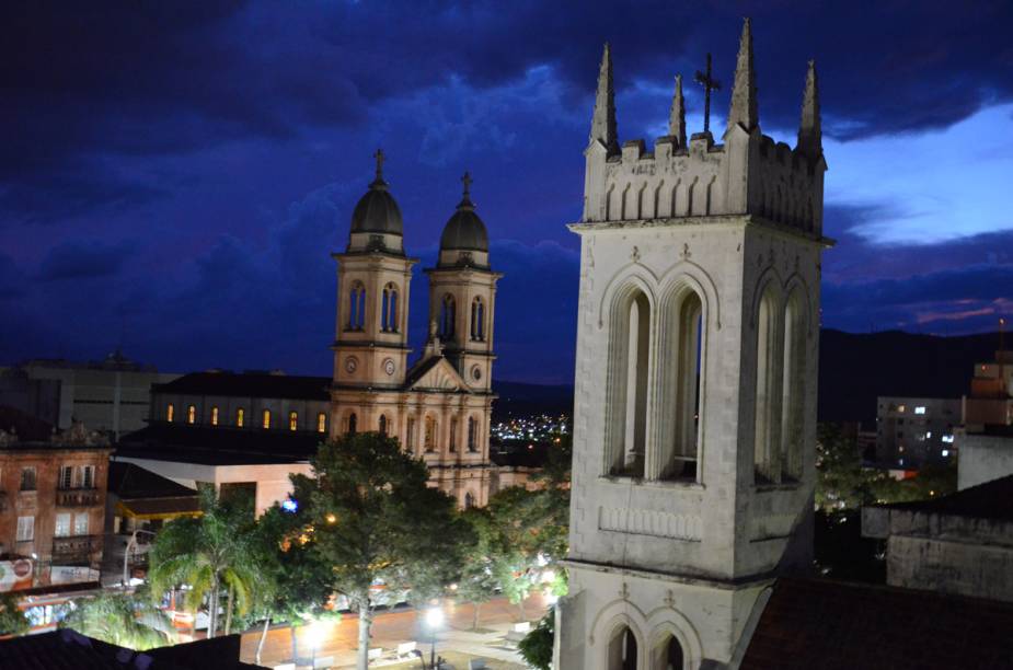 Em frente à Catedral Metropolitana, fica a Catedral do Mediador, que faz parte da igreja anglicana