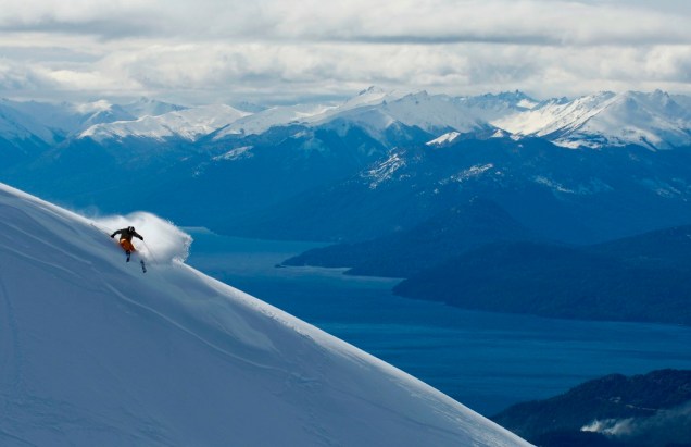 No Cerro Catedral de Bariloche, há 38 meios de elevação que transportam cerca de 35 mil esquiadores por hora por 120 km de pistas, marcadas ou não, em um desnível de 1150 metros