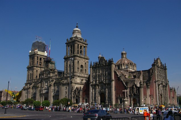 A fachada barroca da Catedral Metropolitana é dominada pelas torres gêmeas construídas no século 18