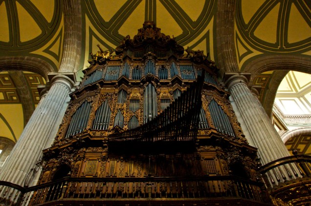 Com fachada barroca e interior ricamente ornamentado, um dos destaques da catedral é seu grande órgão