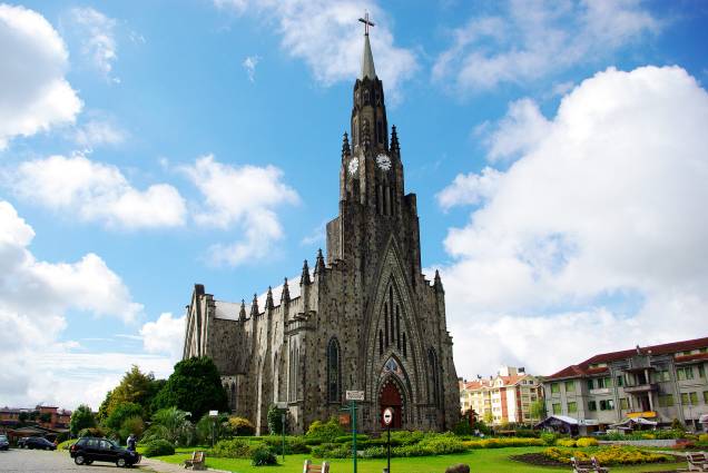 Erguida em estilo gótico inglês, a Igreja Matriz de Nossa Senhora de Lourdes, em Canela, tem uma torre com 65 m de altura e um carrilhão com doze sinos