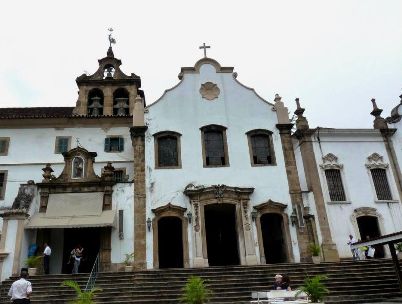 <strong>4. <a href="https://viajeaqui.abril.com.br/estabelecimentos/br-rj-rio-de-janeiro-atracao-igreja-de-sao-francisco-da-penitencia" rel="Igreja de São Francisco da Penitência" target="_blank">Igreja de São Francisco da Penitência</a></strong>        Não se iluda pela fachada simples do prédio localizado no Largo da Carioca, no Centro da cidade. O interior é ricamente decorado com folhas de ouro e entalhes no cedro, feitos pelo artista Francisco Xavier de Brito (mestre de Aleijadinho)