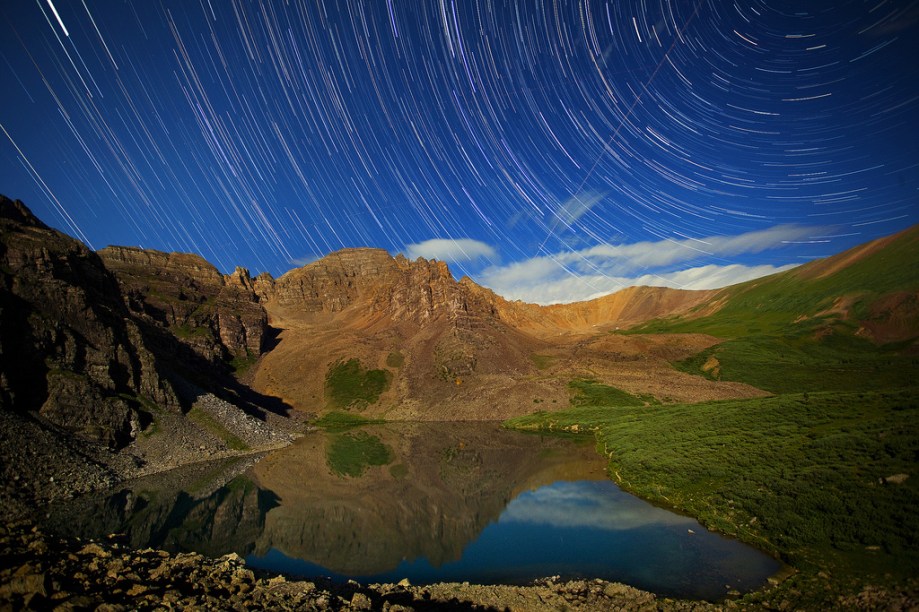 Traços de estrelas em Cathedral Lake, na região de Aspen-Snowmass 