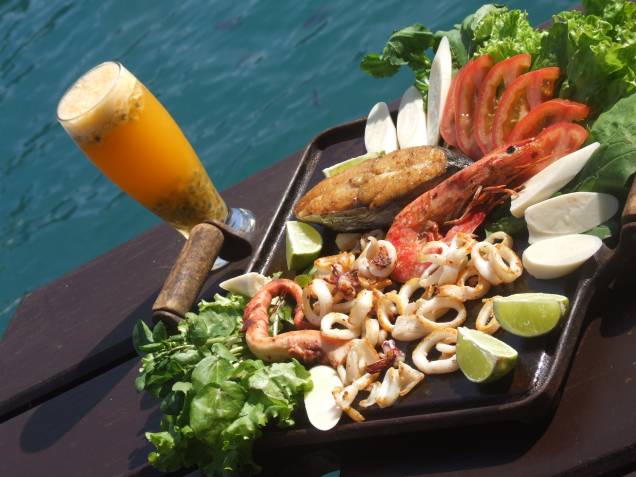 <a href="http://viajeaqui.abril.com.br/estabelecimentos/br-rj-paraty-restaurante-ehlaho" rel="Eh-Lahô" target="_blank"><strong>Eh-Lahô</strong></a>Localizado na Ilha do Catimbau, o restaurante é especializado em frutos do mar grelhados<br /><strong>Onde:</strong> Ilha do Catimbau (45 minutos de barco); <strong>tel.: </strong>(24) 3371-1847<br /><strong>Horário de funcionamento:</strong> das 12h às 18h