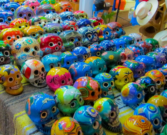Como tudo no México é colorido, a morte não poderia ser diferente. Em comemoração ao Dia dos Mortos, as caveiras mexicanas são cheias de desenhos e formas coloridas e são ótimas para uma decoração descolada