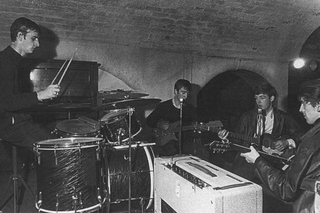 <strong>Liverpool, <a href="https://viajeaqui.abril.com.br/paises/reino-unido">Inglaterra</a></strong>Como se sabe, a cidade inglesa deu ao mundo os Beatles. Assim como Hamburgo, seus bares assistiram ao início da história da banda, nos anos 1960, que dois anos depois teria seu primeiro sucesso no Reino Unido, <em>Love Me Do</em>. O Cavern Club (foto) foi um dos bares onde Paul McCartney, Ringo Starr, John Lennon e George Harrison tocaram pela primeira vez (e depois fizeram mais de 300 apresentações). Hoje o reduto fica do outro lado da rua do original, que foi demolido em 1973, mas o local mantém os mesmos tijolos e possui praticamente o mesmo prestígio do primeiro. <a href="https://www.visitbritain.com/pt/Things-to-do/Leisure-and-Entertainment/Beatles-Britain.htm">Conheça a Grã-Bretanha dos Beatles</a>