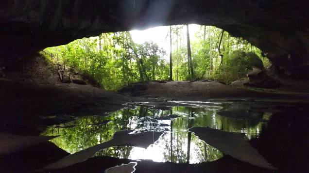 <a href="http://viajeaqui.abril.com.br/cidades/br-mt-chapada-dos-guimaraes" rel="Chapada dos Guimarães" target="_blank"><strong>Chapada dos Guimarães</strong></a>    Caverna Aroe-Jari (caverna do Francês) é a maior caverna de arenito do Brasil! Depois de 30 minutos de caminhada, você alcança a Gruta da Lagoa Azul, com água cristalina (banhos são proibidos). Andando por mais 30 minutos, chega-se à Caverna Kyogo Brado. No final do roteiro ainda dá tempo para um banho de cachoeira