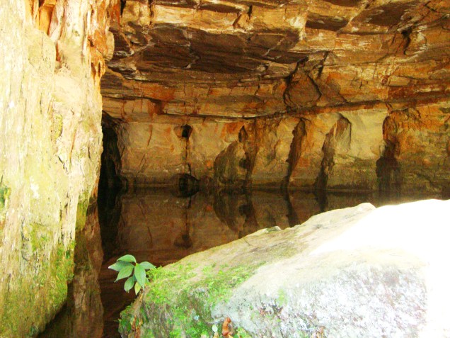 <strong><a href="https://viajeaqui.abril.com.br/estabelecimentos/br-mt-chapada-dos-guimaraes-atracao-caverna-aroe-jari-gruta-da-lagoa-azul-e-caverna-kyogo-brado" rel="Caverna Aroe Jari" target="_self">Caverna Aroe Jari</a>, <a href="https://viajeaqui.abril.com.br/cidades/br-mt-chapada-dos-guimaraes" rel="Chapada dos Guimarães" target="_self">Chapada dos Guimarães</a>, <a href="https://viajeaqui.abril.com.br/estados/br-mato-grosso" rel="Mato Grosso" target="_self">Mato Grosso</a></strong>Popularmente conhecida como a Caverna do Francês, ela é considerada a maior gruta de arenito do país, com 1550 metros de extensão. Seus caminhos conduzem até a Gruta da Lagoa Azul e à Caverna Kyogo Brado. Vá preparado: a trilha dura o dia todo<em><a href="https://www.booking.com/city/br/chapada-dos-guimaraes.pt-br.html?aid=332455&label=viagemabril-grutas-e-cavernas-pelo-brasil" rel="Veja preços de hotéis na Chapada dos Guimarães no Booking.com" target="_blank">Veja preços de hotéis na Chapada dos Guimarães no Booking.com</a></em>
