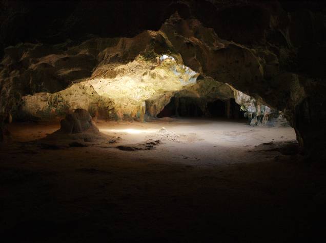 Uma das cavernas mais bonitas do parque é a Guadirikiri; composta por rochas calcáreas, a erosão formou buracos no teto, que permitem a passagem parcial de luz natural e cria um interessante jogo de luzes e sombras Uma das cavernas mais bonitas do parque é a Guadirikiri; composta por rochas calcáreas, a erosão formou buracos no teto, que permitem a passagem parcial de luz natural e cria um interessante jogo de luzes e sombras