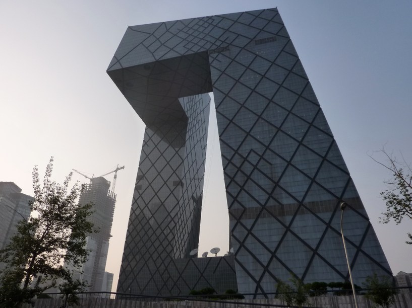 <strong>CCTV, Pequim, China</strong>            A sede da estatal de TV da China, a CCTV, é um desafio à gravidade nos céus cinzentos de <a href="https://viajeaqui.abril.com.br/cidades/china-pequim-beijing" rel="Pequim">Pequim</a>. O desenho de Rem Koolhaas -- vencedor do Prêmio Pritzker, o "Nobel" da arquitetura, de 2000 -- foi concretizado pelo escritório de engenharia Arup