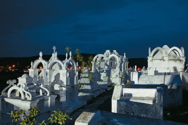 Lápides do <a href="https://viajeaqui.abril.com.br/estabelecimentos/br-ba-mucuge-atracao-cemiterio-bizantino" rel="Cemitério Bizantino" target="_blank">Cemitério Bizantino</a>, em Mucugê, construído no começo do século 19