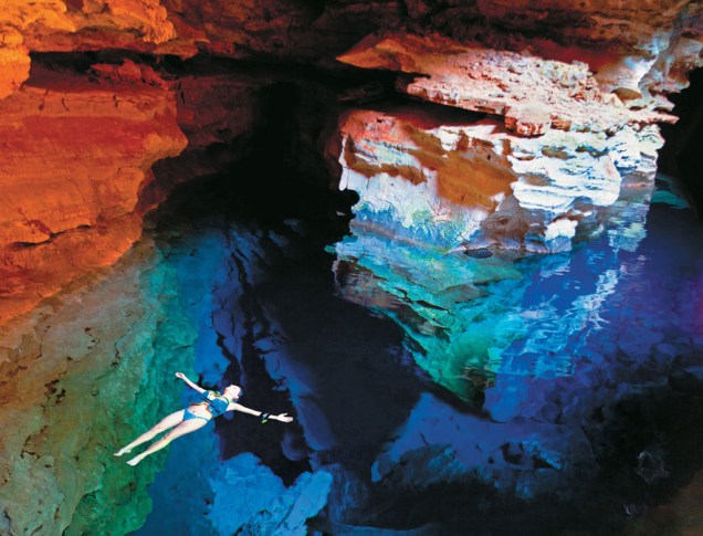Poço Azul na caverna do Parque Nacional da Chapada Diamantina na Bahia. Em contato com a água, os raios de sol revelam diversos tons de azul e belas formações rochosas