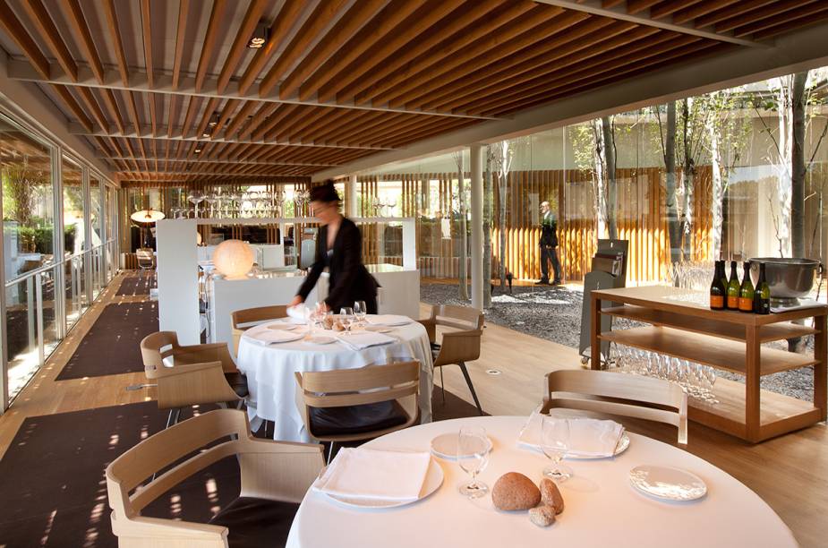 <strong>2º El Celler di Can Roca – <a href="https://viajeaqui.abril.com.br/cidades/espanha-girona" rel="Girona " target="_blank">Girona </a></strong> Apesar de ter perdido a primeira posição, conquistada no ano passado, o El Celler di Can Roca mantém sua cozinha despojada e deliciosa. O restaurante existe desde 1986 e foi fundado pelos irmãos Roca: Joan, Josep e Jordi. <strong>2º El Celler di Can Roca – <a href="https://viajeaqui.abril.com.br/cidades/espanha-girona" rel="Girona " target="_blank">Girona </a></strong> Apesar de ter perdido a primeira posição, conquistada no ano passado, o El Celler di Can Roca mantém sua cozinha despojada e deliciosa. O restaurante existe desde 1986 e foi fundado pelos irmãos Roca: Joan, Josep e Jordi.